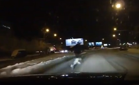 В Кишиневе перебегавший дорогу пешеход чудом не угодил под колеса.