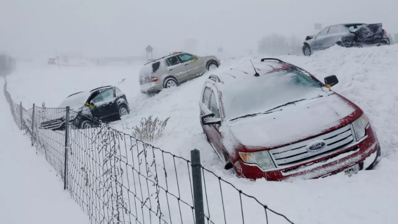 У 200 тысяч жителей страны из-за снежной бури отключилось электричество.