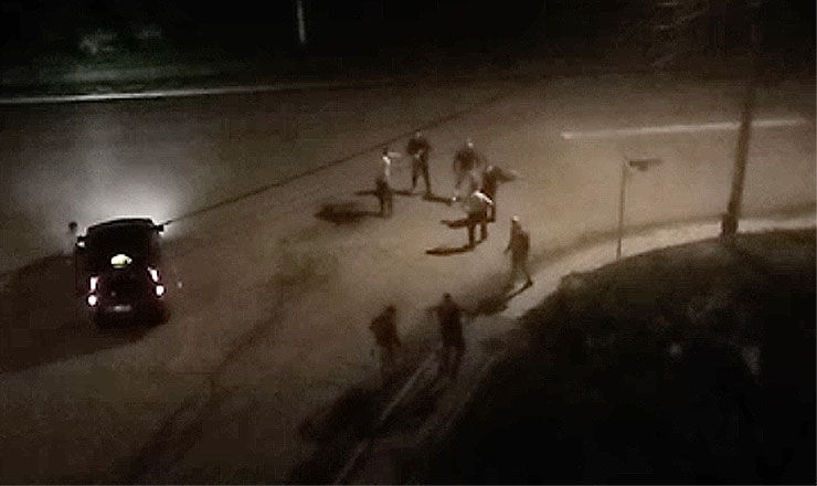 8 человек устроили драку прямо на дороге. 