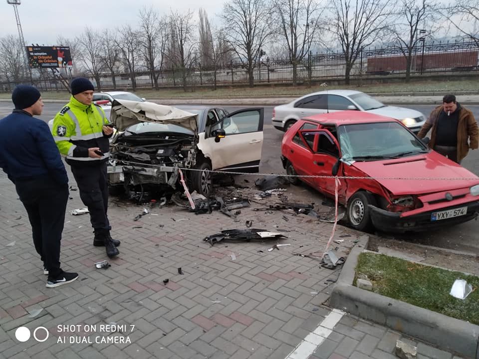 В Кишиневе в результате ДТП пострадали два человека. Фото: ГБМ
