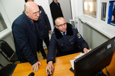Премьер неожиданно прибыл на таможенный пункт в Леушенах.