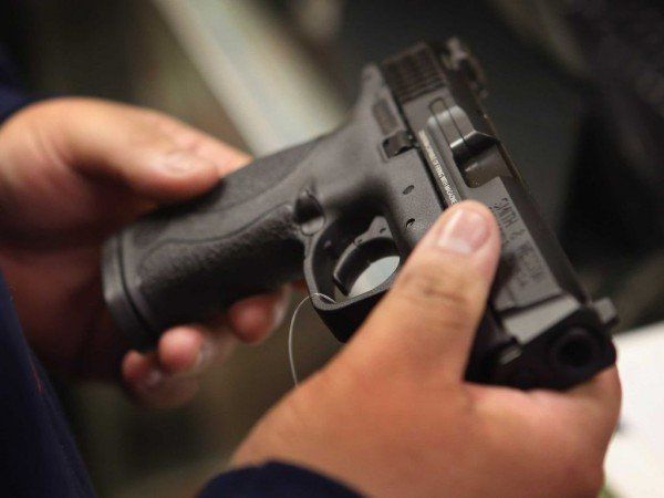 Posesorii de arme au o lună la dispoziție pentru control. Foto: tion.ro