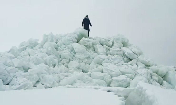 Пользователи социальных сетей делятся фотографиями снежных торосов, которые образовались на Финском заливе.