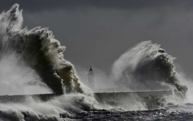 Большие волны во время урагана в Сассеке на юге Англии. Фото: Toby Melville/Reuters