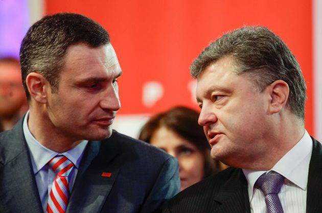 Petro Poroşenko a promulgat, vineri, legile care interzic orice propagandă comunistă dar care glorifică luptătorii naţionalişti, acestea provocând nemulţumirea Rusiei.