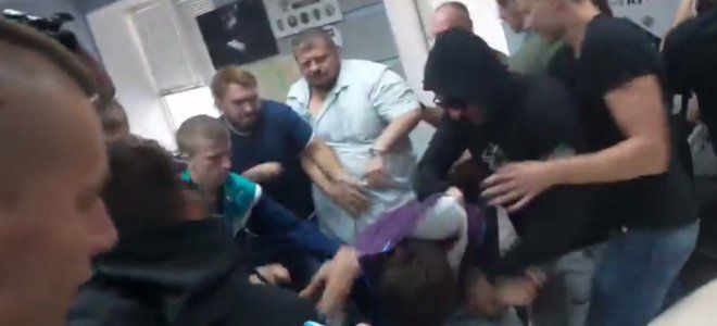 Драка произошла перед началом пресс-конференции.