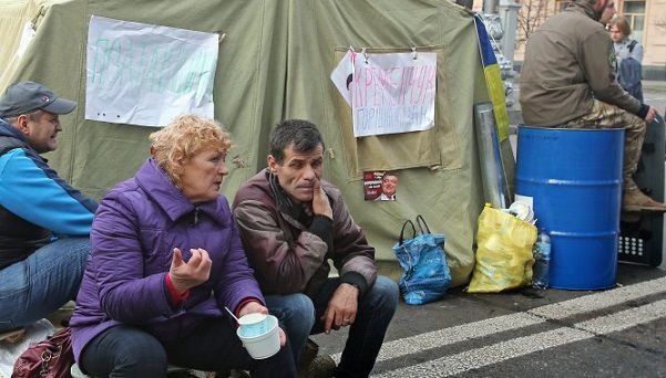 Cейчас под стенами Рады около 200 человек, стоит 20 палаток.