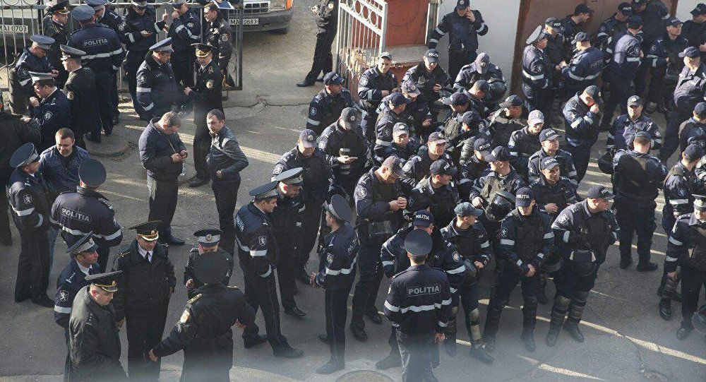 Zeci de poliţişti au înconjurat în aceste clipe sediul Comisiei Electorale Centrale (CEC) din Chişinău. Foto: Sputnik/ Мирослав Ротарь