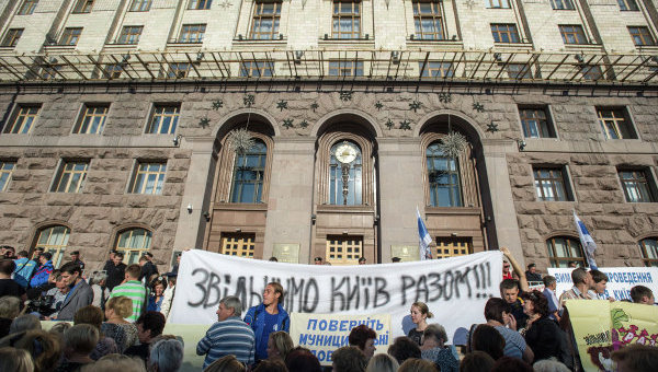 Участники акции, которые находились возле Верховной Рады Украины, улицах Грушевского и Институтской перешли на Майдан Незалежности.