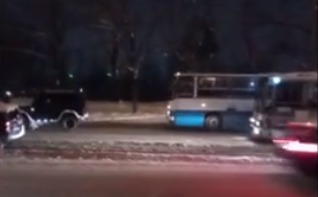 Столичный водитель помог застрявшему автобусу преодолеть горку.