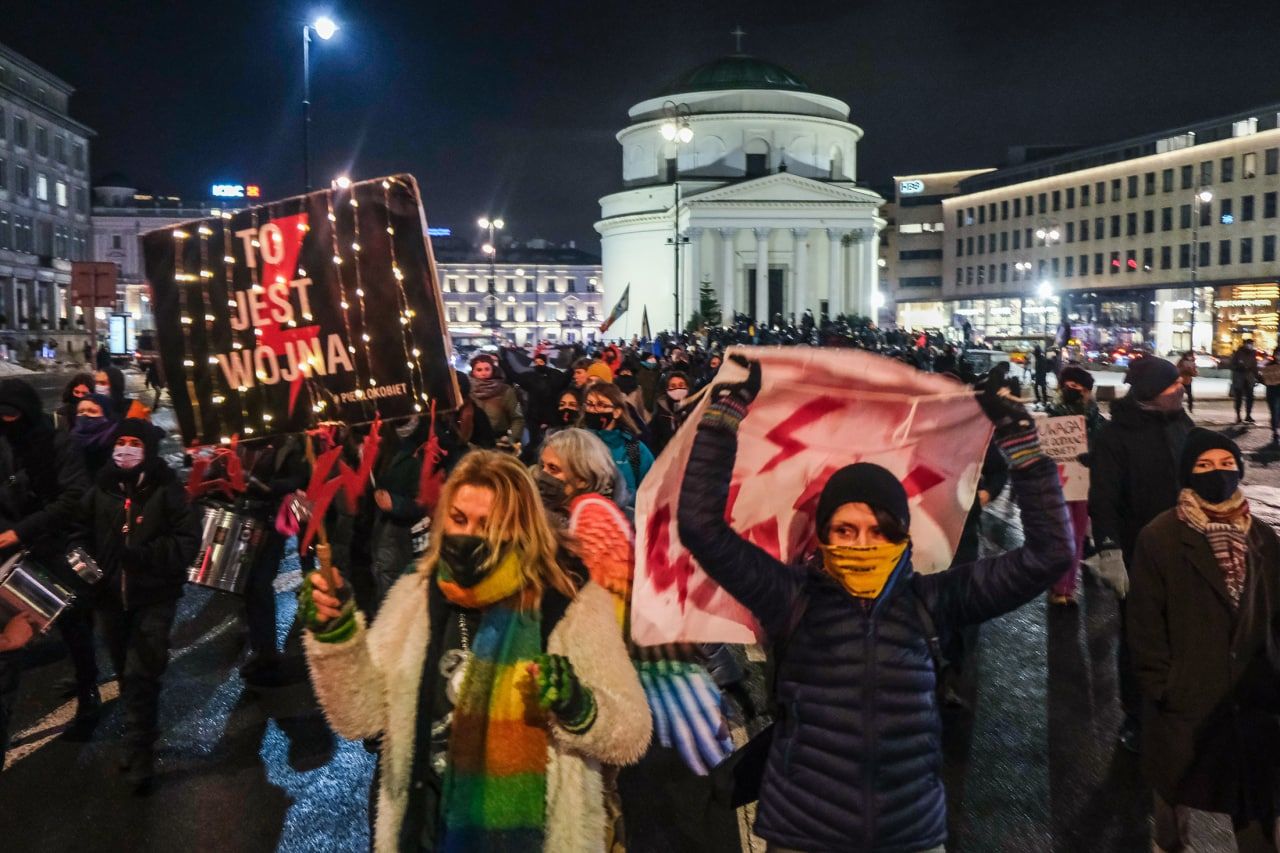 В Польше официально запретили аборты, в стране вновь вспыхнули протесты.