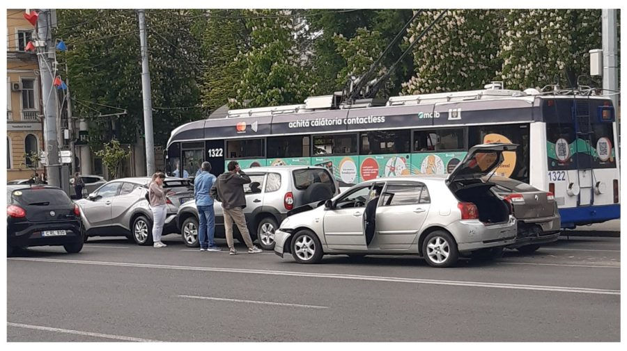 ДТП в центре Кишинева: столкнулись 4 автомобиля.
