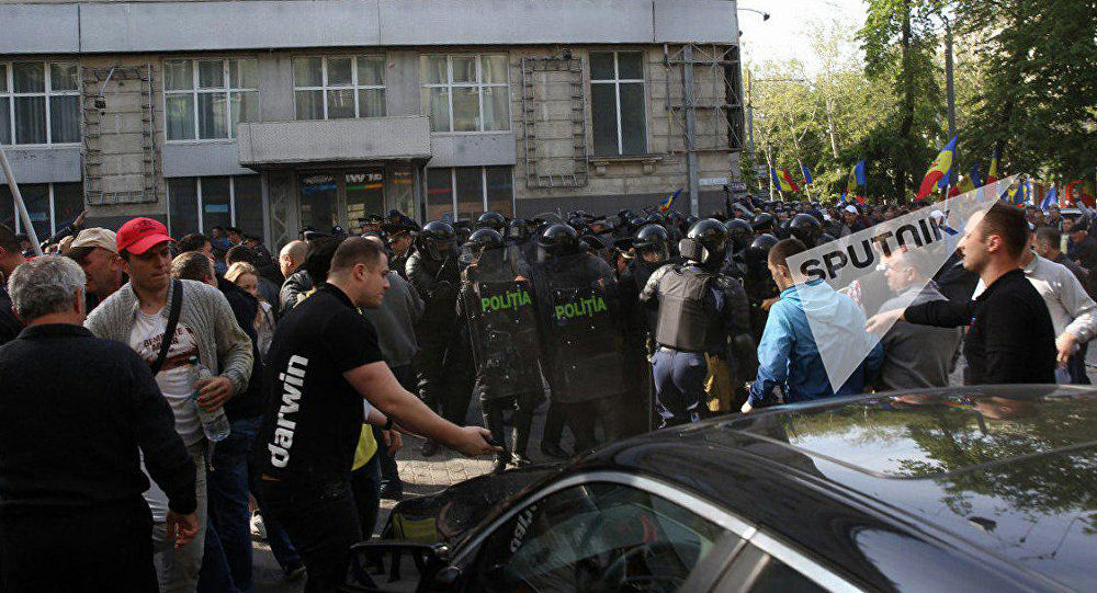 Полиция не пропускает дальше манифестантов. Фото: sputnik.md /Мирослав Ротарь