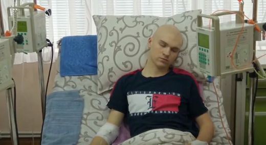 Подростку, борющемуся с раком, нужна помощь.