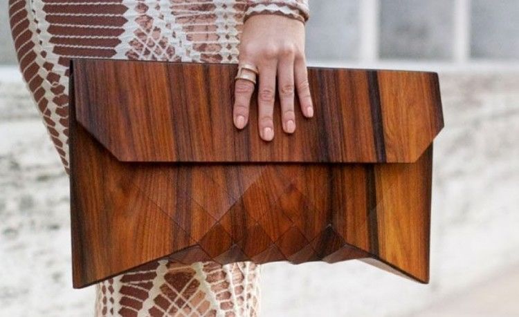 Un designer de la noi din țară crează genţi din lemn. Cum arată. Foto: one.ro