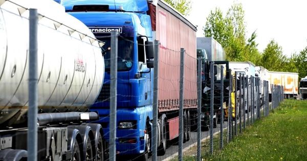 Mai mulţi şoferi moldoveni, blocaţi la graniţa dintre Italia şi Slovenia