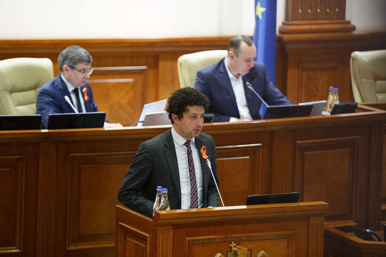 Депутат PAS Раду Мариан.