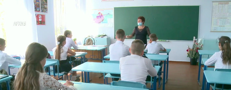 В Молдове более чем 450 школ и лицеев отчитались о 100% вакцинации учителей.