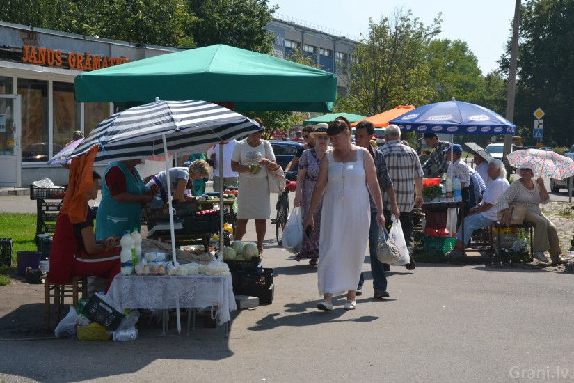 В Кишиневе идет бойкая уличная торговля, несмотря на жаркую погоду.