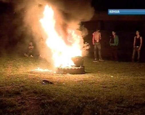 Asta pentru ca lemnele au fost inlocuite cu anvelope, iar fumul emis contine peste 20 de substante chimice periculoase.