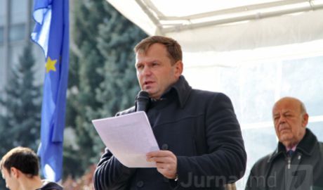 Новым председателем назначен представитель протестного движения Андрей Нэстасе.