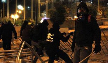 Manifestanţii au spart geamurile magazinelor, au aruncat cu cocteiluri Molotov şi au incendiat mai multe maşini. Foto: jurnal.md