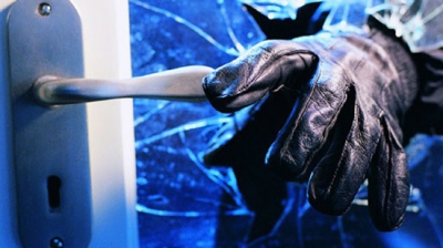 Persoanele care au comis furturile din aceste două biserici riscă până la patru ani de detenţie.