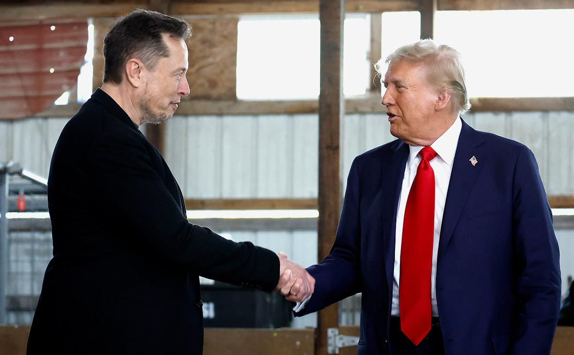 NYT: Маск теперь живет в одном из арендованных коттеджей в поместье Трампа.