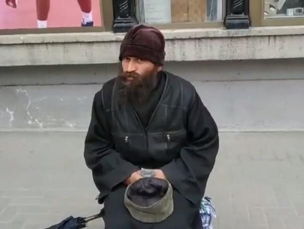 Активист прогуливался и наткнулся на попрошайку, который повёл себя агрессивно.