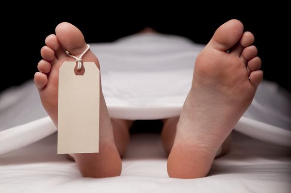 Scandal la morgă! Au vrut să fure mortul, în toiul nopții