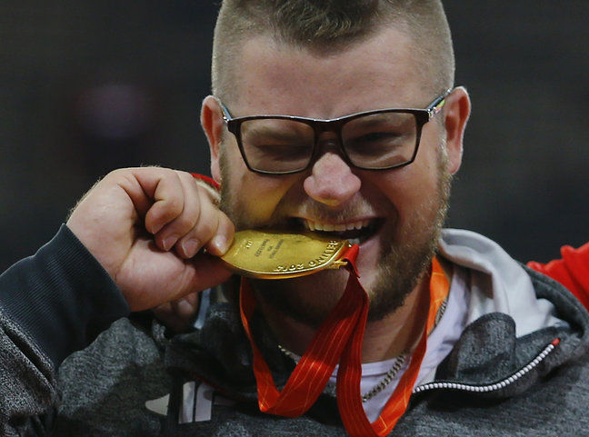 Чемпион мира 2015 года в метании молота Павел Файдек расплатился за проезд в пекинском такси своей золотой медалью.