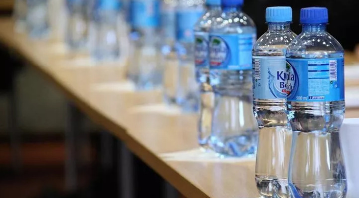 Названы признаки опасной воды в бутылках.