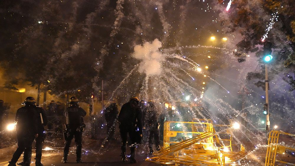 В Нантере вторую ночь продолжаются беспорядки после гибели 17-летнего подростка.