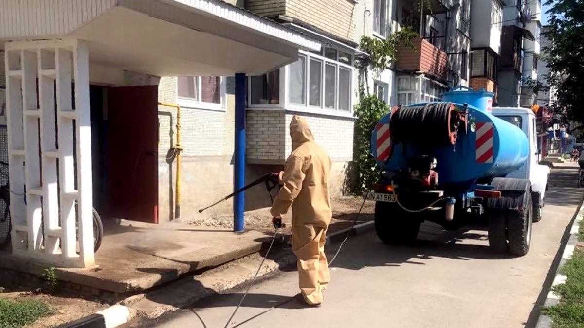 В Унгенах дезинфицируют подъезды из-за роста числа случаев COVID-19.