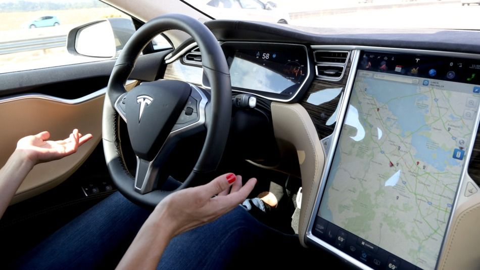 Автопилот Tesla научится распознавать сигналы светофоров и дорожные знаки.