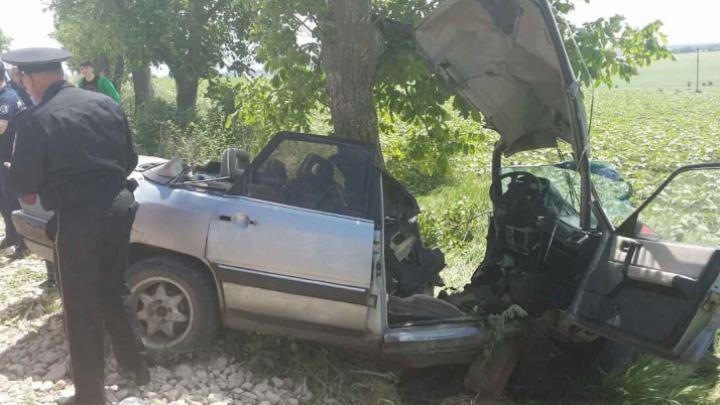 Un tânăr de 27 de ani a decedat în această după-amiază, după ce automobilul în care se deplasa s-a izbit violent într-un copac. 