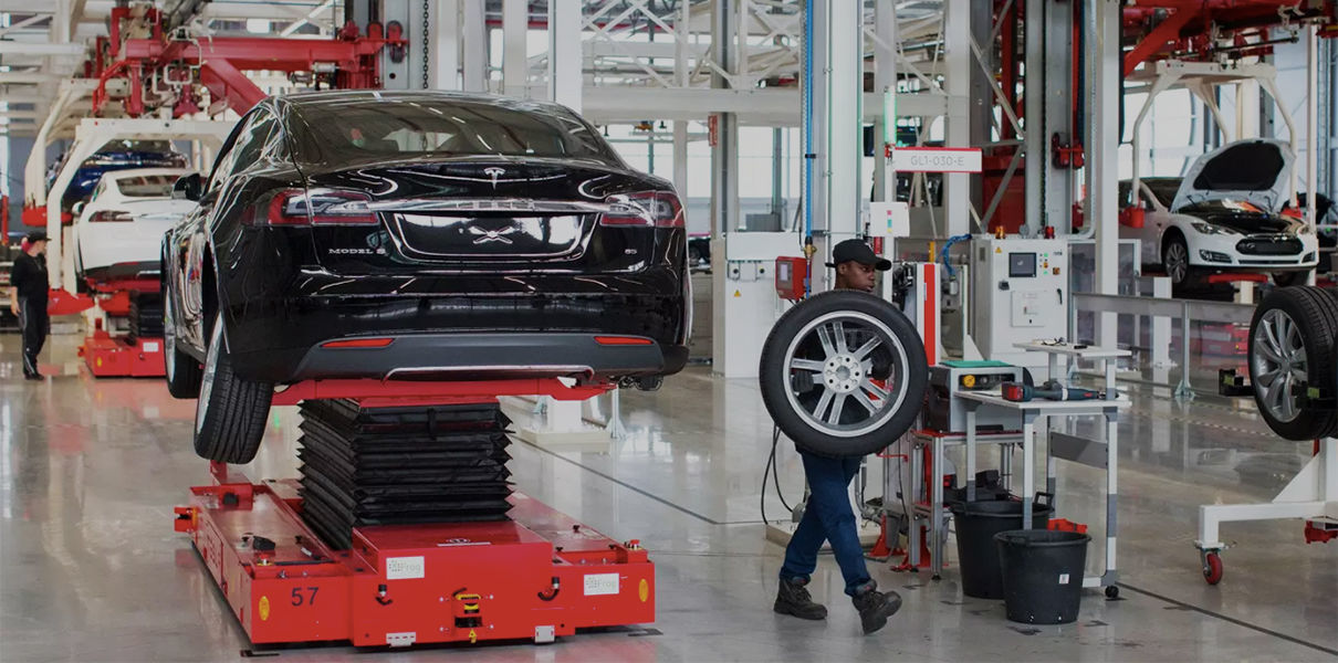 Tesla «клепает» батареи Model 3 вручную в надежде уложиться в сроки.
