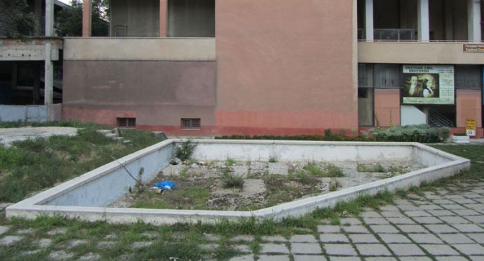 Scuarul Teatrului Cehov a ajuns în vizorul consilierilor municipali. Aceştia s-au arătat indignaţi de intenţia unui agent economic de a construi în faţa teatrului un bloc de locuit.