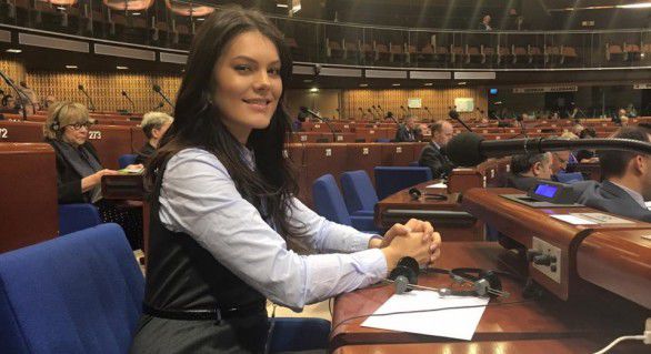 Zotea a votat împotriva amendamentului 4, care se referea la introducerea cuvântului „ilegală” în sintagma „anexarea Crimeei”.