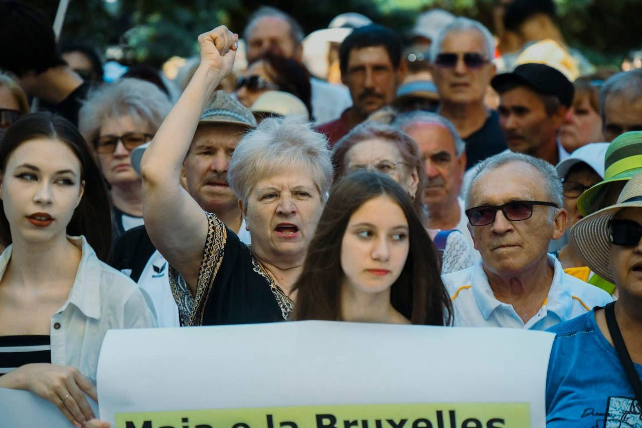 ПСРМ провела протест у Минсельхоза и обвинила власть в предательстве фермеров.
