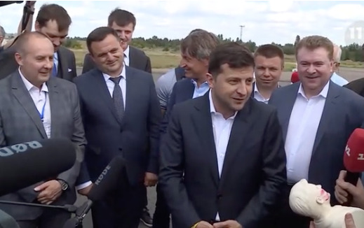 Зеленский в ходе визита в Черкассы отказался принять в подарок гипсовый бюст со своим изображением. 