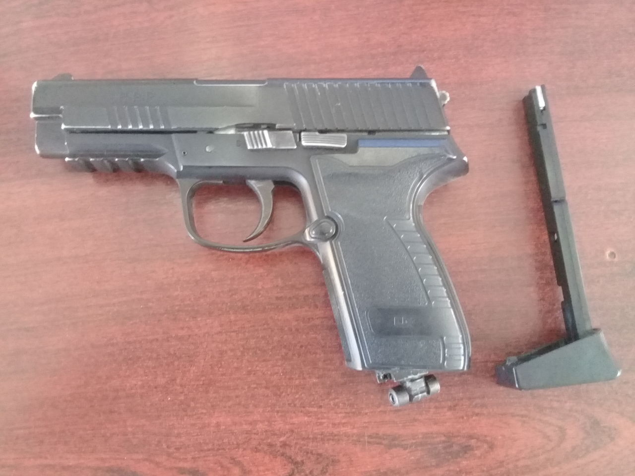 Deține pistol pneumatic pentru autoapărare. Arma, confiscată la vamă