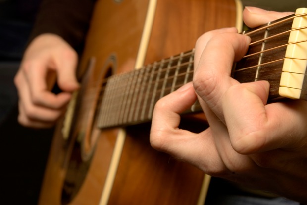 Ascultarea melodiilor, dar mai ales învățarea unui instrument muzical, au efecte uimitoare asupra creierului.
