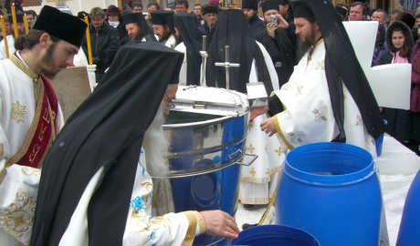 În această zi Mântuitorul Isus Hristos a fost botezat la vârsta de 30 de ani de către Sfântul Ioan Botezătorul în râul Iordan.