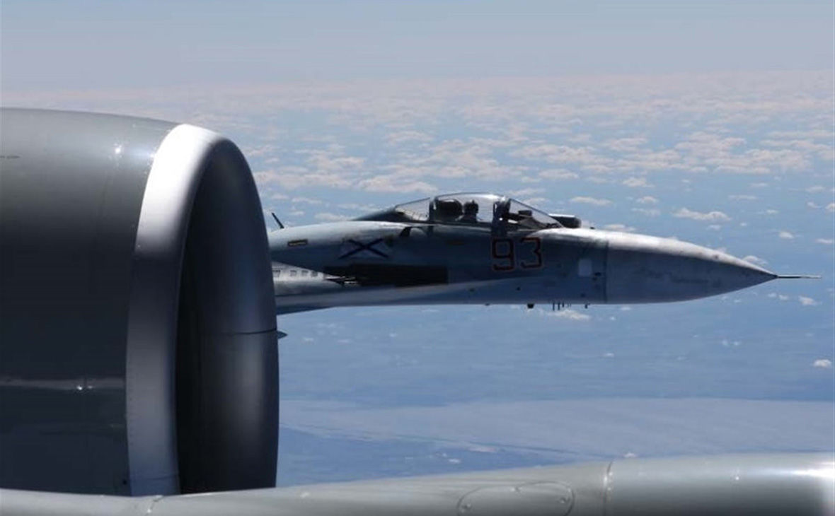 Су-27 пролетел примерно в 20 футах (6,1 м) от P-8.