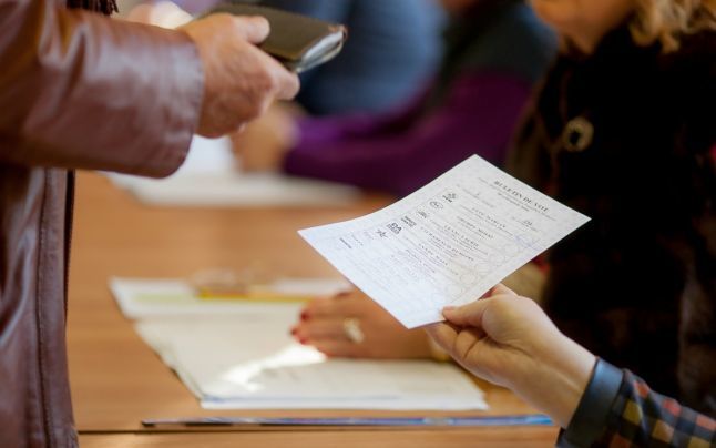 Reamintim că proiectul de lege privind introducerea votului mixt a fost votat în prima lectură de 74 deputați.