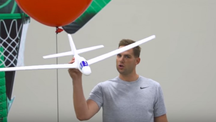 Trupa Dude Perfect a realizat noi trucuri excepționale, spărgând baloane cu avioane.
