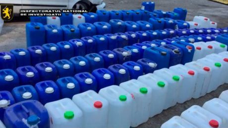Un tânăr a fost reţinut pentru tentativă de contrabandă cu alcool etilic. Foto: igp.gov.md
