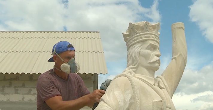 Скульптор Сергей Кожокару превращает камень в произведение искусства.