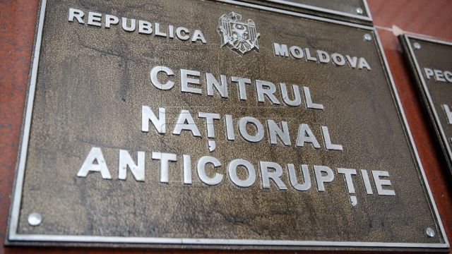 Doi angajaţi de la "Apele Moldovei", reținuți de ofiţerii CNA pentru 72 de ore. Foto: publika.md
